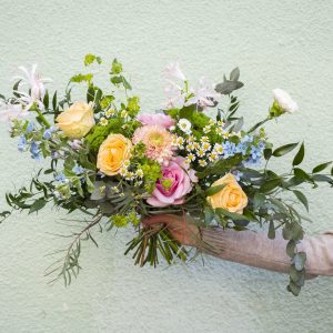 Floranna kimppu pastellin sävyissä.