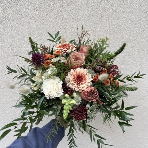 Ruskansävyine kukkakimppu Florannasta Töölöstä