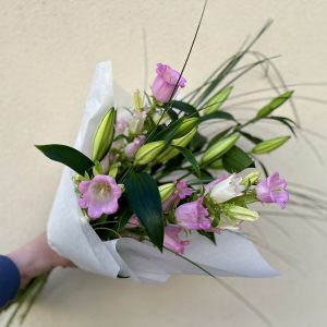 Kimppu tuoksuvista valkoisista liljoista ja maariankelloista.