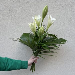 Osanottokimppu valkoliljoista
