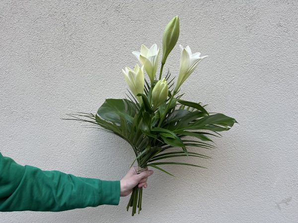 Osanottokimppu valkoliljoista