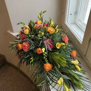 Suruvihko sidottu valoa, iloa ja lohtua antavista kukista.