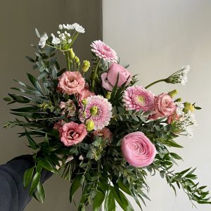 Kukkakimppu vaaleanpunaisista sesongin kukista.
