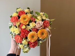 Pieni kukista sidottu sydän siunaustilaisuuteen
