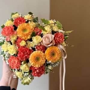 Pieni kukista sidottu sydän siunaustilaisuuteen