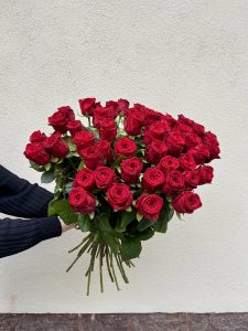 50 kpl.n punainen ruusukimppu toimituksella Helsingissä