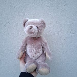 Pehmeäkarvainen nalle.