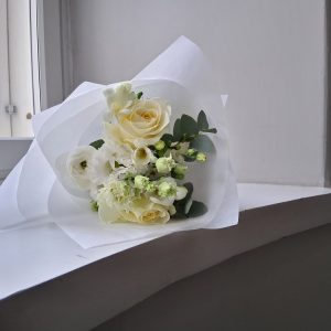 Valkoinen ja herkkä osanottokimppu muistamiseen.